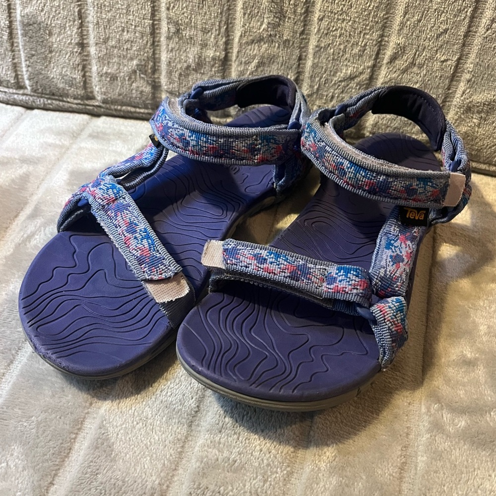 Teva hurricane sandals size 3 (big girls)